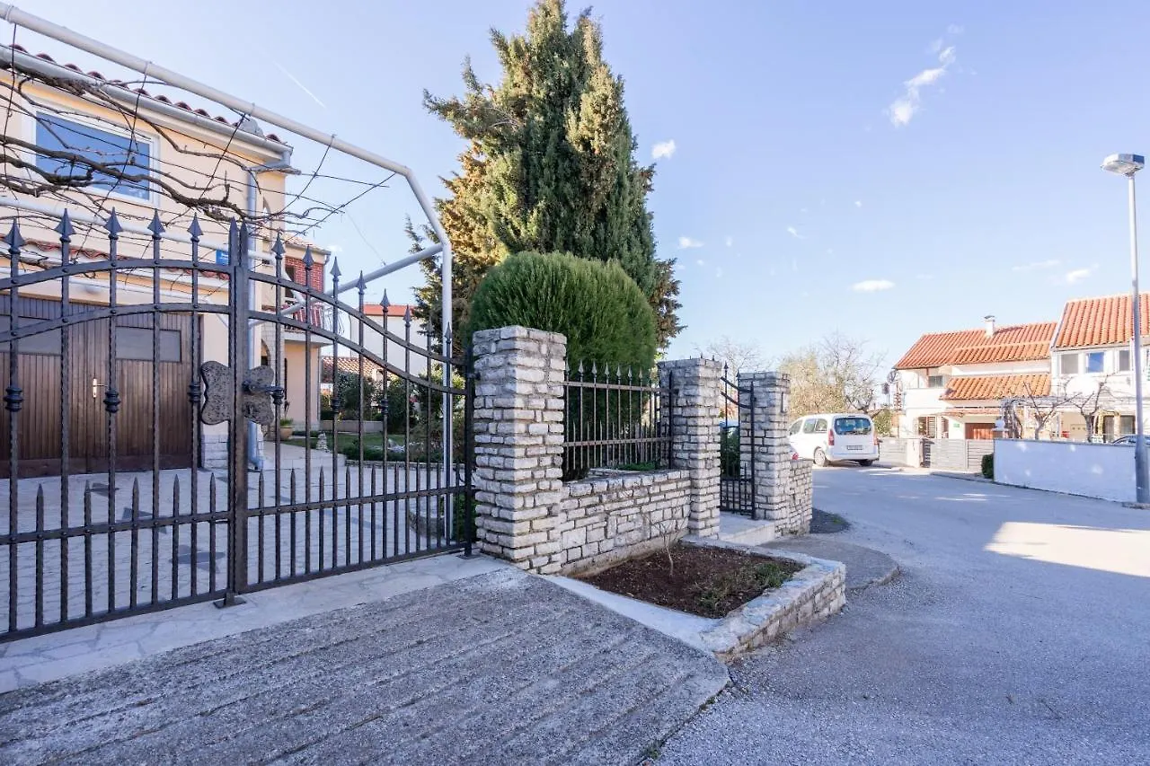 Apartment Steblaj Πούλα